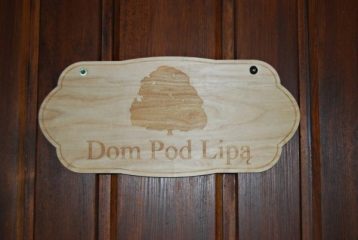 Dom_pod_Lipa_tabliczka-600x402